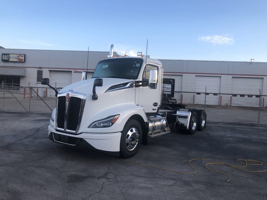 2025 KENWORTH T680 Daycab MX13 12 AMT Performance Truck